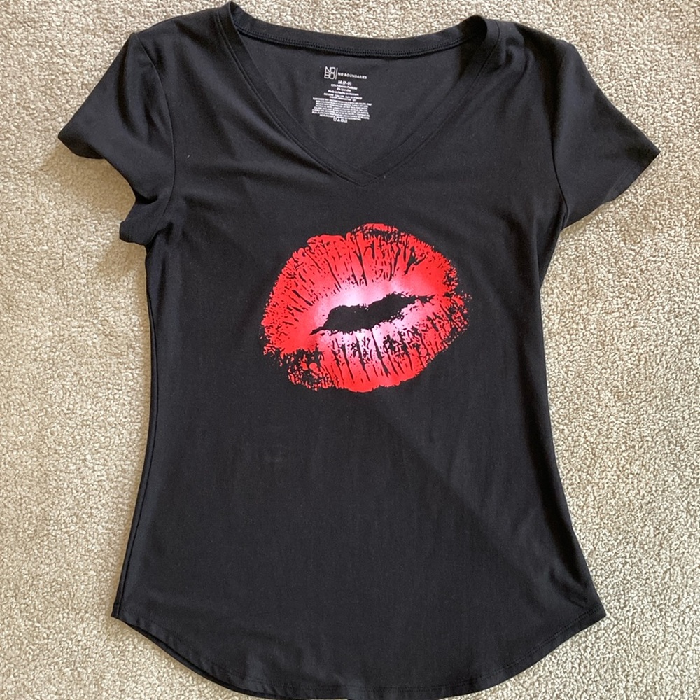No Boundaries Black V-Neck Top with Red Lip Print in Size M (7-9)